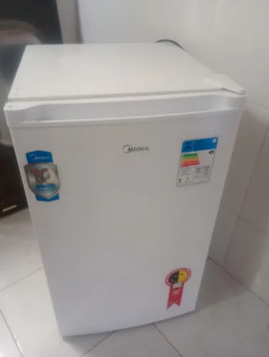 Mini geladeira Midea frigobar