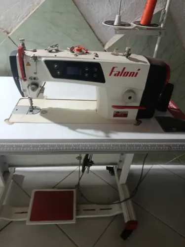 Máquina reta faloni