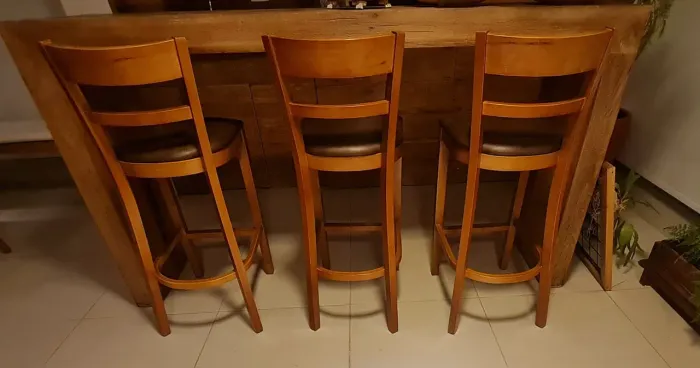 3 banquetas alta de madeiras e couro sintético