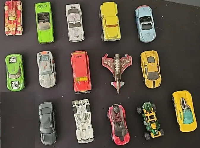 Lote com 15 carrinhos Hot Wheels