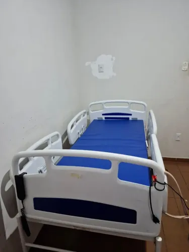 Cama hospitalar, com colchão comum e colchão pneumático e controle remoto. 