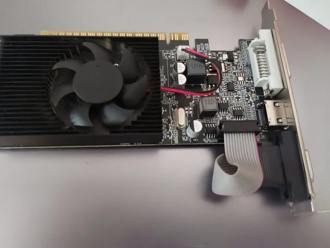 Placa de video GT 610 2GB