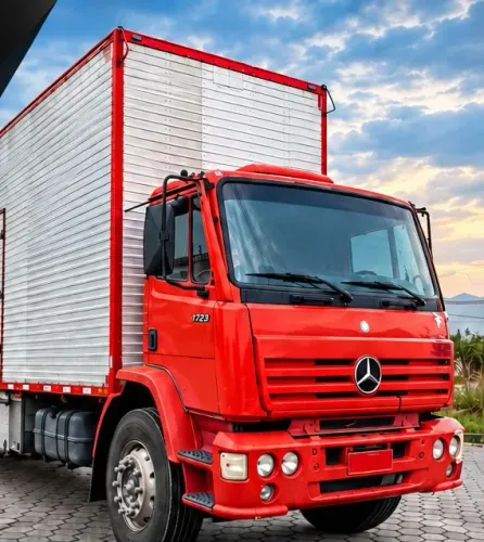 Caminhão Bau Mercedes Bens MP1723