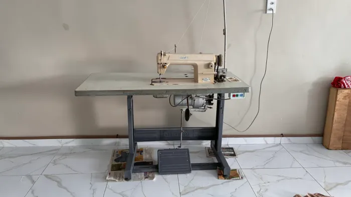 Vendo essa máquina reta industrial, costura couro e tecido pesado! *