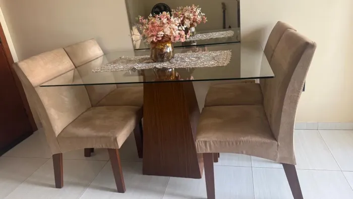 Mesa de Jantar Elegante com Tampo de Vidro + 4 Cadeiras Estofadas