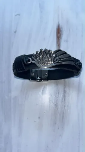 Pulseira Masculina Couro Preto com Detalhe de Asa em Metal