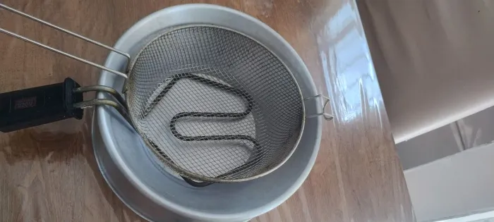 Vendo uma frigideira elétrica 3 litros e meio semi-nova valor r$ 90