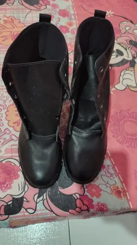 Vendo bota feminina preta de cano médio.