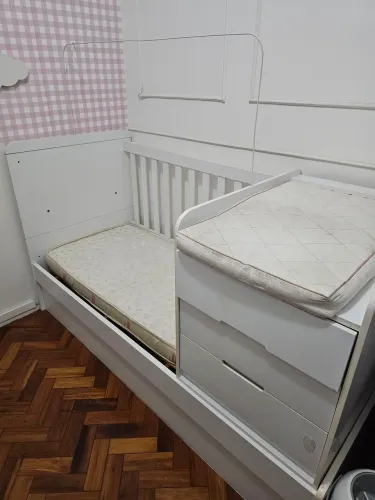 Cama infantil com trocador de fralda (leia o anúncio)