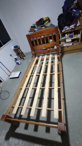Vendo cama de solteiro simples madeira pinus cor mogno
