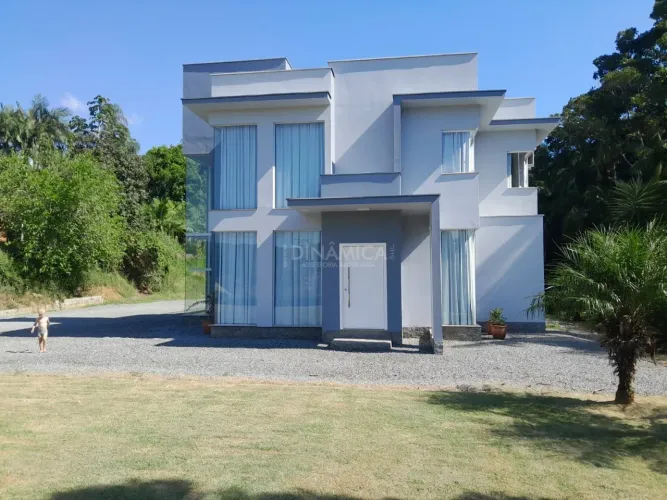 Casa de Alto Padrão em Terreno de 3.000 m² no Centro de Massaranduba/SC