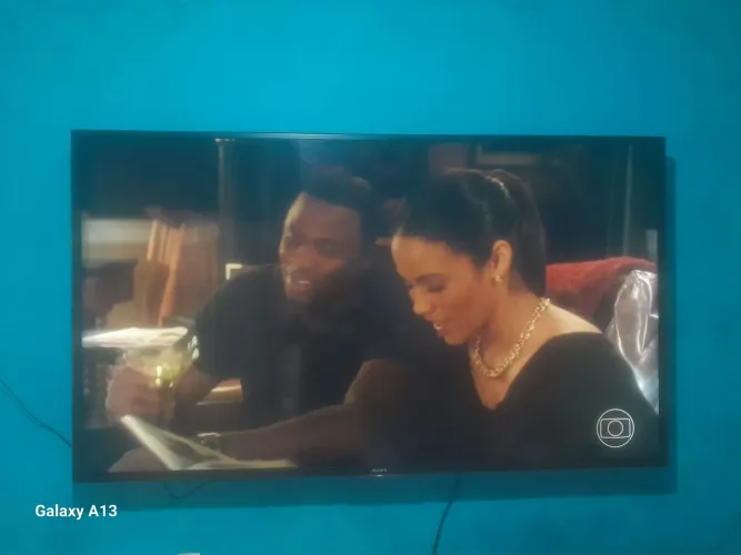 Vendo mesa com 6 cadeiras e tv de 70 polegadas marca sony fuciona perfeitamente