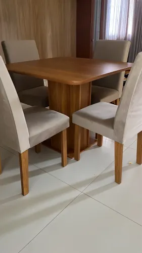 Mesa com 4 cadeiras