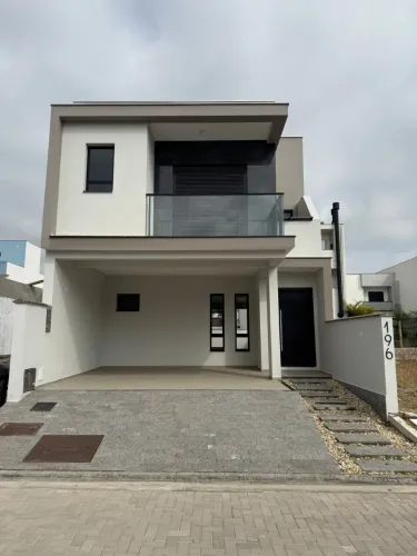 Casa de alto padrão 3 dormitórios, sendo todos suíte dentro do condomínio Brisas no Deltav