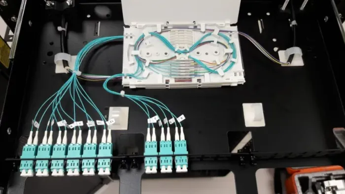 Fusão em cabo de fibra óptica multimodo e monomodo (Fibra MM - SM).