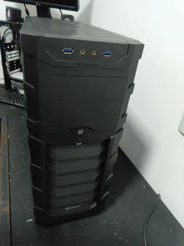 Gabinete Gamer fundo verde lateral acrílico 