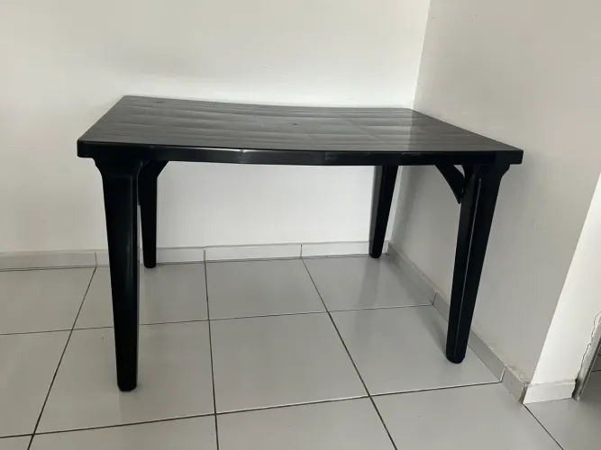 Mesa de plástico desmontável com pernas parafusadas