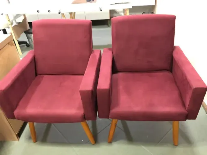 Par de Poltronas Decorativas Opala / Nina Vermelho Bordô - Pés Palito em Madeira