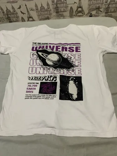 Camisa branca temática Universo ?