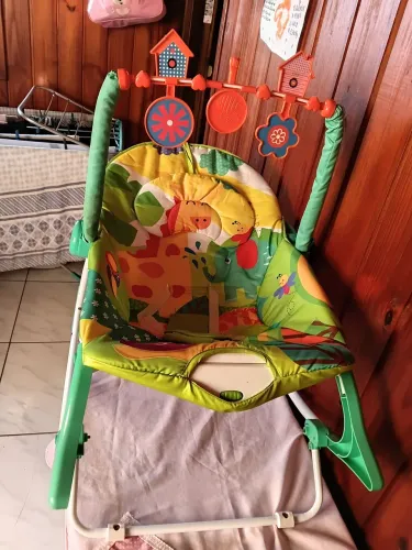 Vende-se cadeirinha de balanço em perfeito estado,  junto vai fraldas descartáveis P , M 