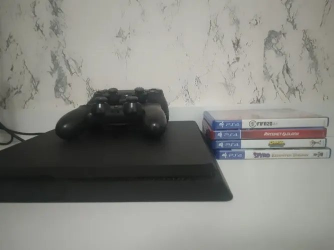 PS4 com 4 jogos e dois controles originais