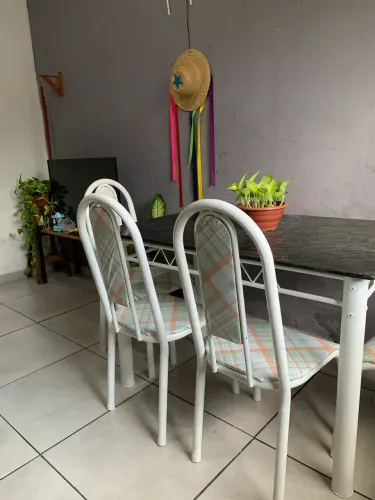 Vendo uma mesa com 4 cadeiras
