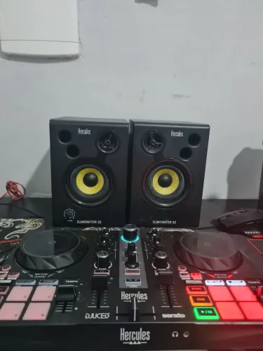 Kit Dj Controladora Hercules Inpulse 200 + Monitores DJMonitor 32