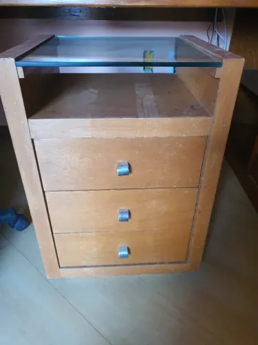 Mesa de Cabeceira de Madeira com Tampo de Vidro - 3 Gavetas