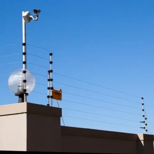Sistema de cerca elétrica monitorada smartphone e convencional