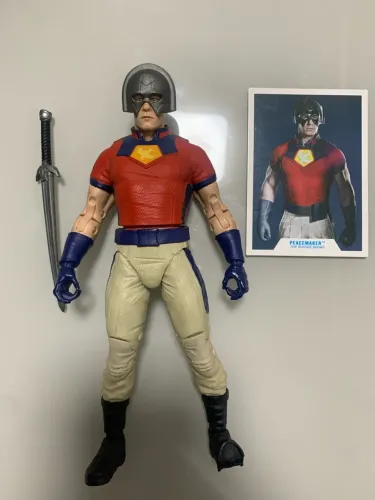 Pacificador Mcfarlane Toys DC Multiverse (PEQUENO DETALHE NAS MÃOS)