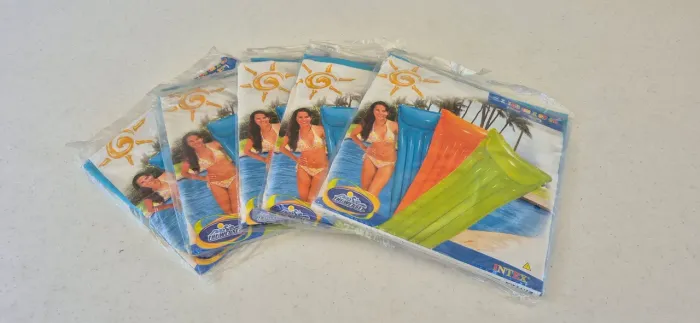 Colchões infláveis para pscina R$ 20 cada