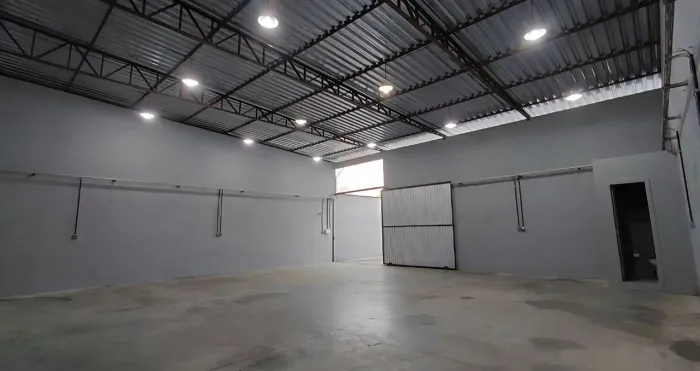 2 barracões com 1 casa para locação direto com os proprietários.