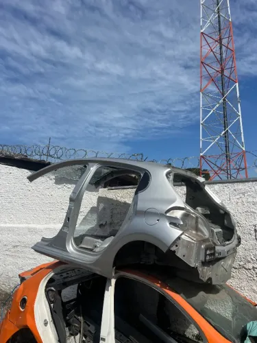 Traseira C/ teto panorâmico Peugeot 208 todos 2015/2020