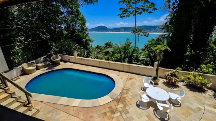 Casa Encantadora à venda no Morro da Península em Guarujá