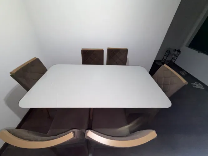 Este conjunto de sala de jantar mesa com cadeiras