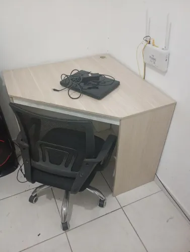 Escrivaninha com cadeira