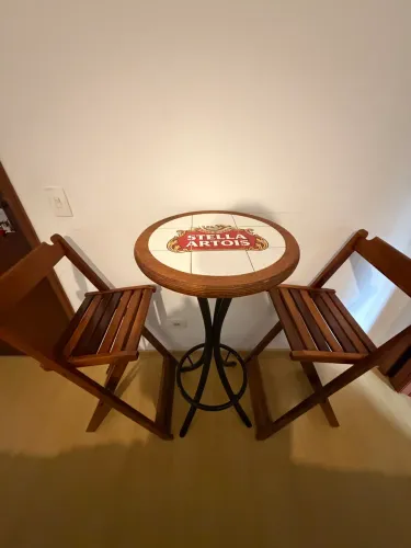 Kit Mesa + cadeiras Stella Artois