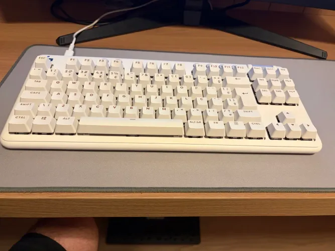 Teclado Mecânico Logitech G713 Aurora RGB - ABNT2 (10 meses de uso / Na Caixa)