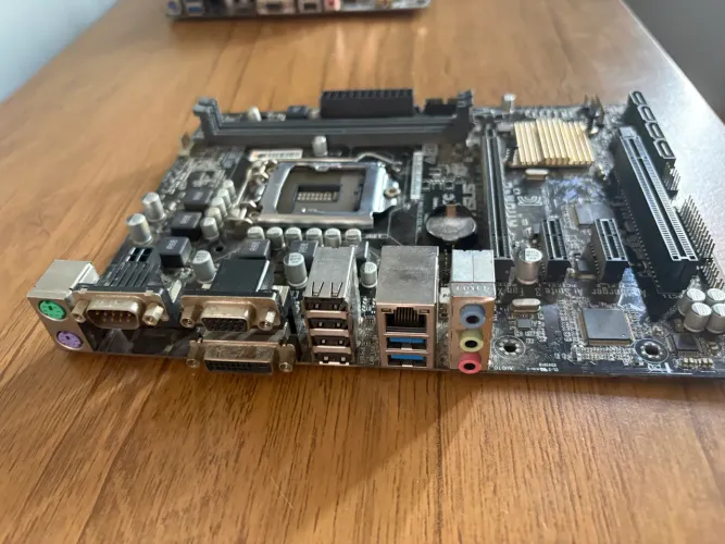 Placa mãe e fonte pra retirada de peças 