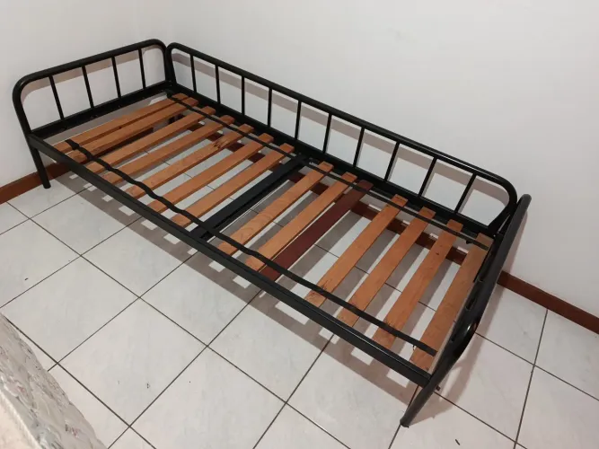 Cama de ferro de solteiro desmontável + colchão 