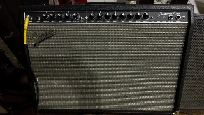 Caixa Fender Champion 2 100 ( 8 meses de uso ainda na garantia )