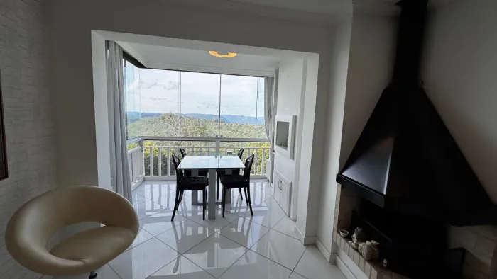 Apartamento com uma das vistas mais exuberantes para o vale de Gramado!
