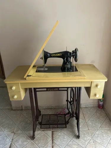 Vende se uma máquina de costura