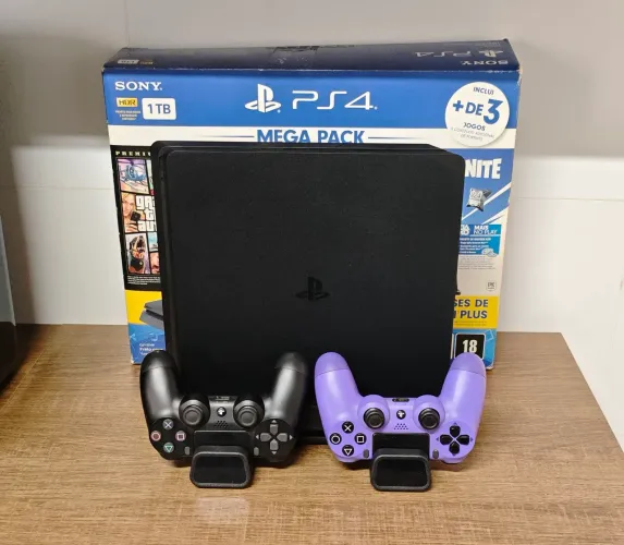 Playstation 4 1TB + 2 Controles Originais e Base de Resfriamento