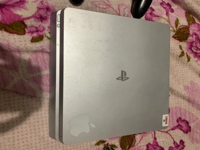 Ps4 Slim, 1T acompanha 2 controles e 1 jogo