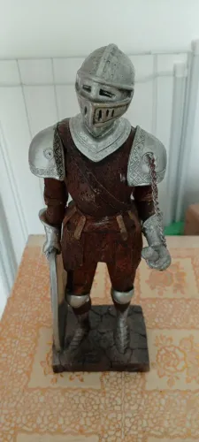 Estatueta Cavaleiro Medieval Guarda do Rei em Poliresina