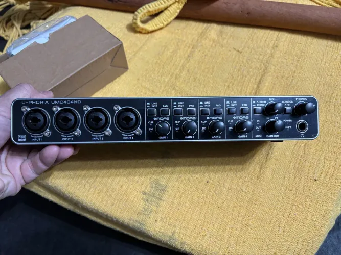 Interface De Áudio Behringer U-phoria Umc404hd 2a Geração 127/220v Estado de nova