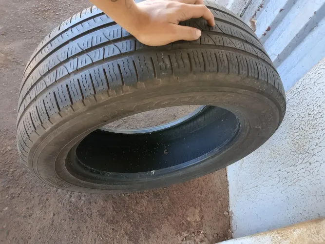 Pneu de Hilux semi-novo