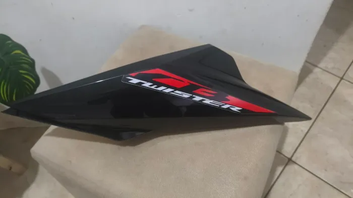 Carenagem completa aba lateral esquerda Honda Twister cb 300f vermelha 