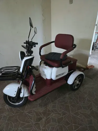 Moto elétrica branca
